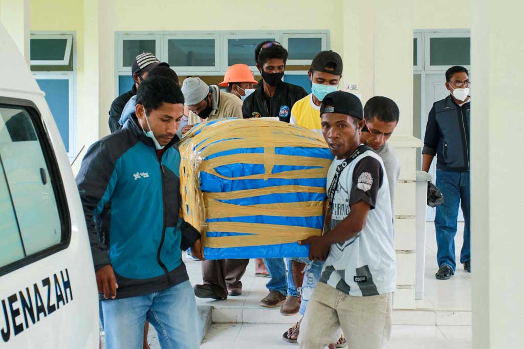 Jenazah diberangkatkan dari Bandara Aminggaru, Ilaga pukul 10.15 WIT dan tiba di Bandara Mozes Kilangin di Timika, Papua, pukul 11.00 WIB. Jenazah kemudian dibawa ke RSUD Mimika untuk diformalin untuk proses pemakaman.