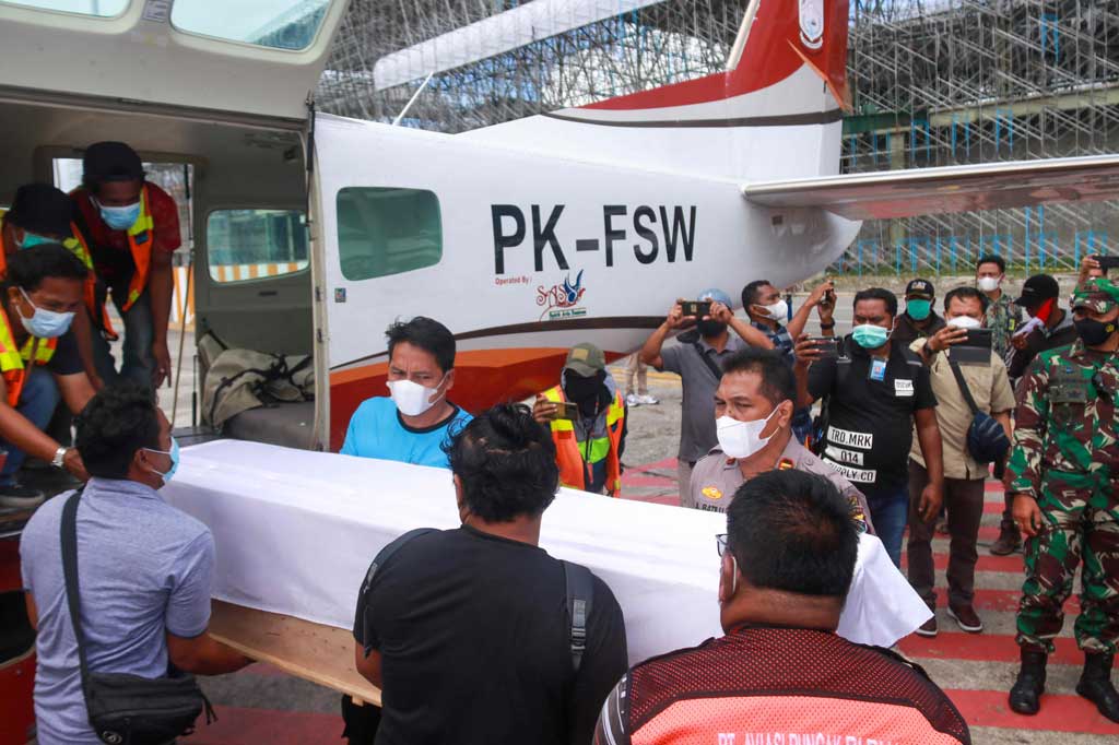 Jenazah Habel Halenti, 30, tukang bangunan yang ditembak teroris kelompok kriminal bersenjata (KKB) di Ilaga, Papua, telah berhasil dievakuasi ke Timika, Sabtu, 5 Juni 2021. Jenazah selanjutnya akan diterbangkan ke kampung halaman di Alor, Nusa Tenggara Timur (NTT) hari ini.
