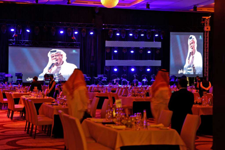 Ratusan orang berkumpul untuk melihat konser di Riyadh, Ibu Kota Arab Saudi, Kamis, 4 Juni 2021. Konser tersebut merupakan yang pertama digelar sejak awal pandemi Covid-19.