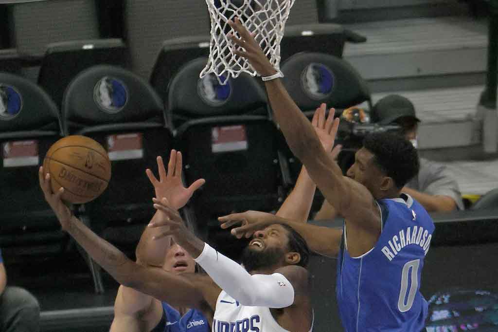 Paul George membukukan 20 poin ditambah 13 rebound ketika Clippers mengatasi defisit tujuh poin pada kuarter ketiga yang sekaligus membalas kekalahan di kandang sendiri pada gim kelima sehingga kedudukan seri playoff kedua tim menjadi 3-3.