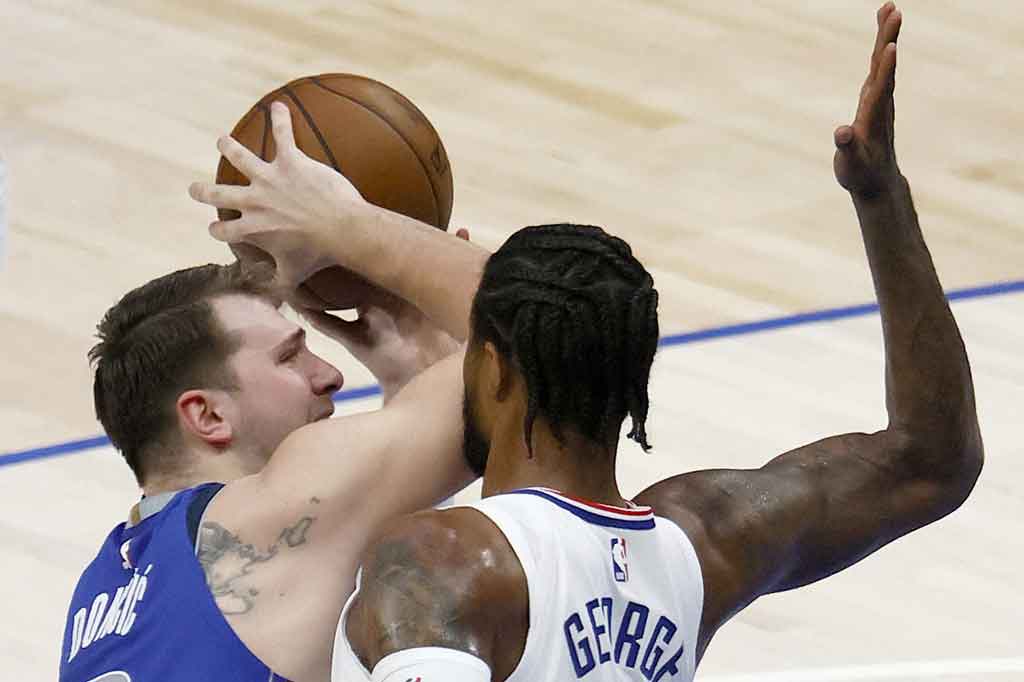 Luka Doncic mengemas 29 poin dan 11 assist untuk Mavericks yang akan memperoleh kesempatan keduanya untuk lolos Minggu malam waktu setempat atau Senin WIB pekan depan di Los Angeles.