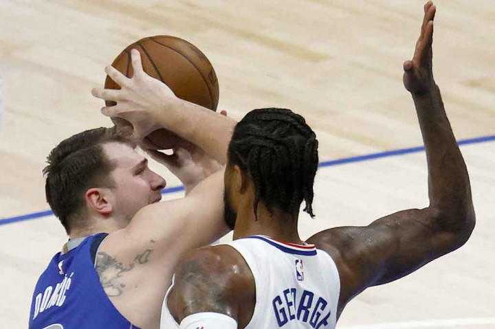 Luka Doncic mengemas 29 poin dan 11 assist untuk Mavericks yang akan memperoleh kesempatan keduanya untuk lolos Minggu malam waktu setempat atau Senin WIB pekan depan di Los Angeles.