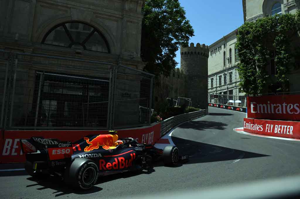 Catatan waktu 1;42,251 yang dibuat sang pembalap Prancis itu cukup membuat jarak 0,344 detik atas Sergio Perez yang membayangi di peringkat dua dengan mobil Red Bull.