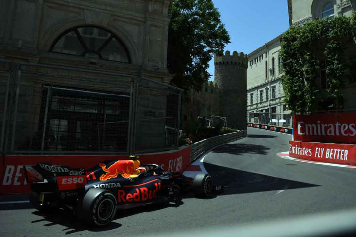 Catatan waktu 1;42,251 yang dibuat sang pembalap Prancis itu cukup membuat jarak 0,344 detik atas Sergio Perez yang membayangi di peringkat dua dengan mobil Red Bull.