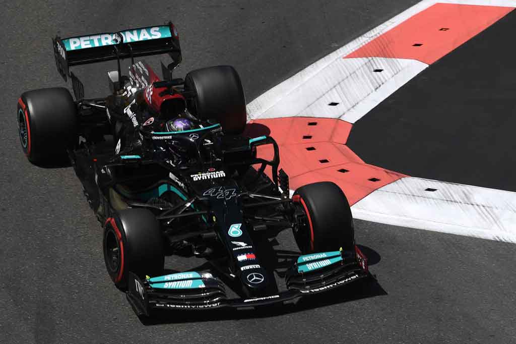 Sedangkan Lewis Hamilton berusaha bangkit dari hasil buruk latihan Jumat, 4 Juni 2021 dan mampu finis peringkat tiga meski memanfaatkan slipstream di belakang mobil Perez.