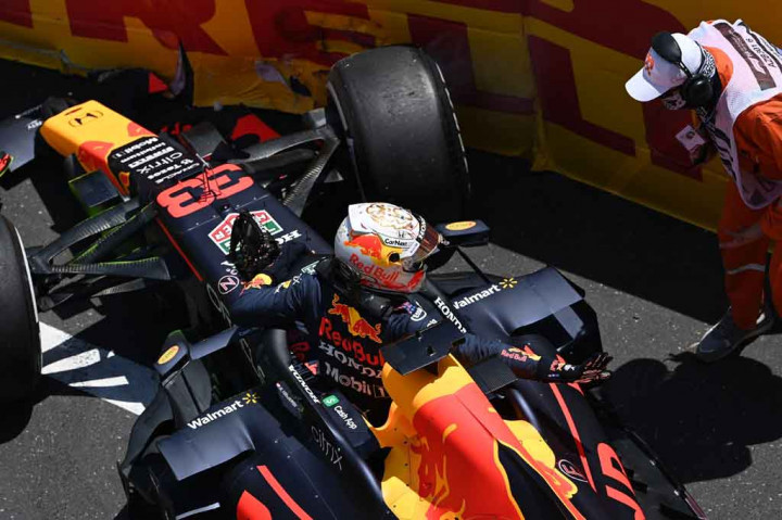 Sesi latihan ketiga sempat terhenti sementara di awal ketika Max Verstappen menyebabkan bendera merah dikibarkan karena terlambat mengerem sehingga menabrakkan mobil Red Bullnya di Tikungan 15, lokasi yang sama ketika Leclerc kehilangan sayap depan mobil Ferrarinya di FP2.