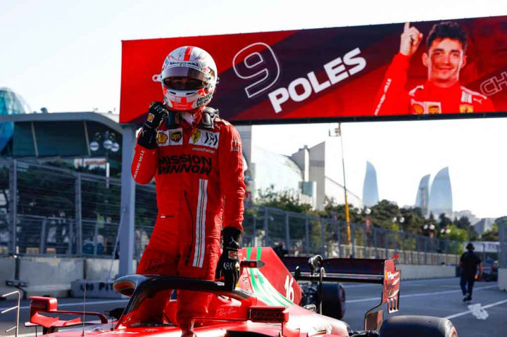 Charles Leclerc melakukan selebrasi setelah mempersembahkan pole position kedua kalinya secara beruntun musim ini untuk Ferrari usai menjadi yang tercepat di babak kualifikasi Grand Prix Azerbaijan, Sabtu, 5 Juni 2021 malam WIB.