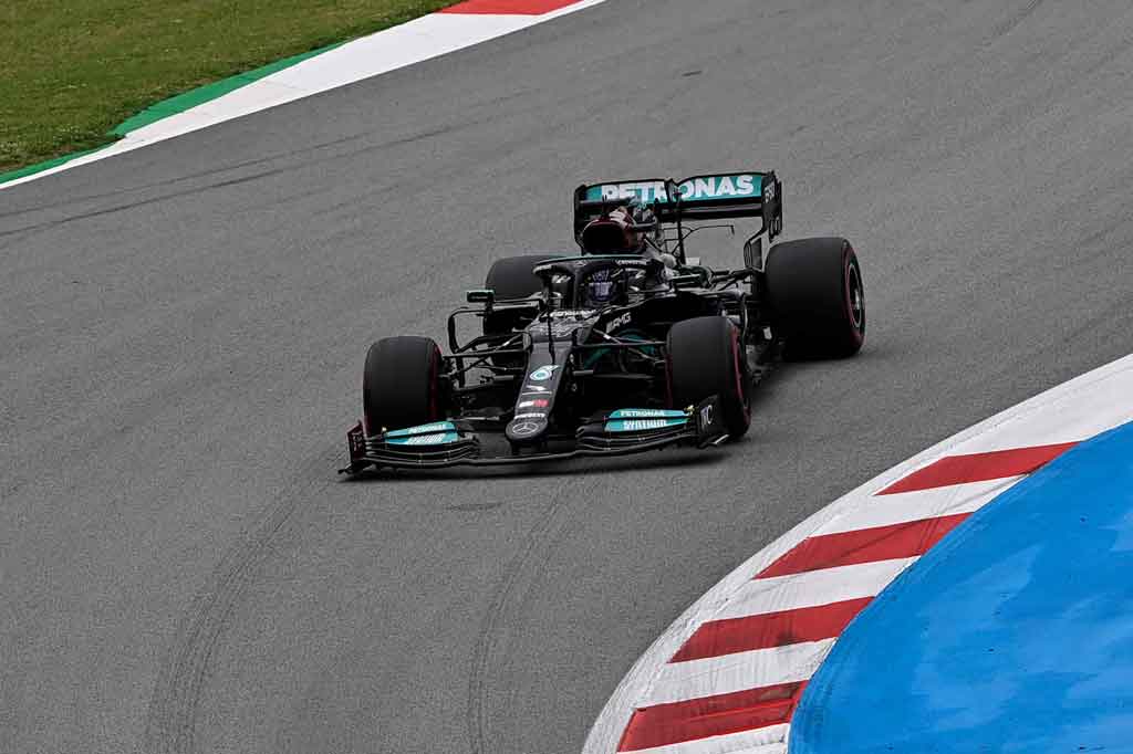 Sementara Lewis Hamilton berhasil bangkit dari hasil buruk sesi latihan bebas dan mengamankan P2 untuk tim Mercedes dengan selisih 0,232 detik.