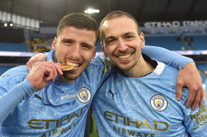 Ini jadi gelar individu kedua Dias setelah beberapa waktu lalu terpilih sebagai pemain terbaik Liga Inggris versi jurnalis. Di FWA Player of the Year Award, Dias mengungguli De Bruyne dan Harry Kane.