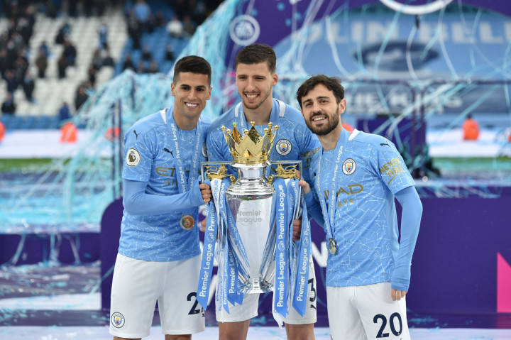 Ruben Dias meneruskan dominasi City setelah De Bruyne memenangi award yang sama musim lalu. Dia jadi pemain Portugal kedua yang memenanginya setelah Cristiano Ronaldo pada 2006/2007 dan 2007/2008.