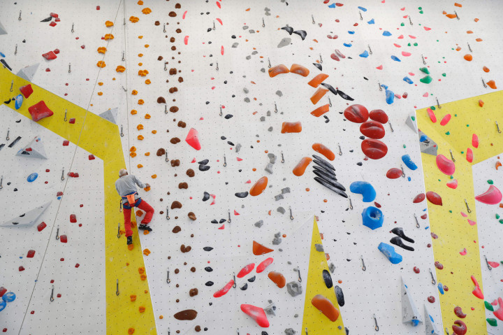 Pendaki gunung veteran asal Swiss Marcel Remy (98) memanjat dinding dalam ruangan di Villeneuve, tepi timur Danau Jenewa, Swiss. Mendaki selalu mejadi bagian utama dari kehidupan Remy.