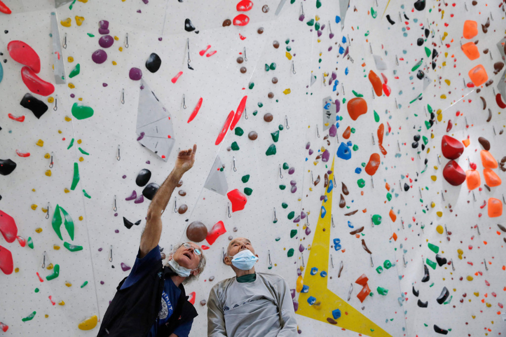 Pendaki gunung veteran asal Swiss Marcel Remy (98) mengobrol dengan putranya Claude sebelum memanjat dinding dalam ruangan di Villeneuve, tepi timur Danau Jenewa, Swiss.
