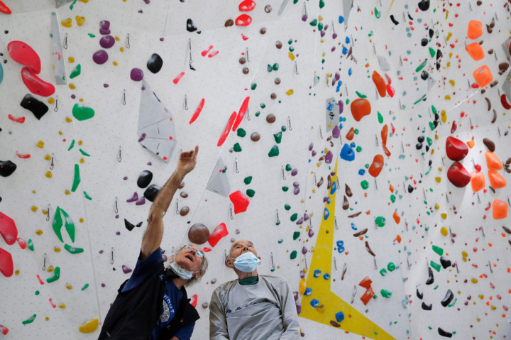 Pendaki gunung veteran asal Swiss Marcel Remy (98) mengobrol dengan putranya Claude sebelum memanjat dinding dalam ruangan di Villeneuve, tepi timur Danau Jenewa, Swiss.
