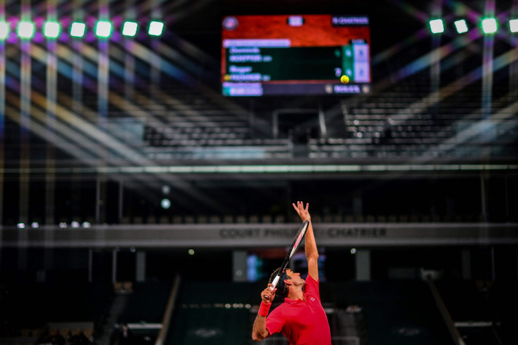 Turnamen Prancis Open 2021 baru saja menyelesaikan putaran ketiga yang berlangsung sedari Sabtu 5 Juni 2021 sampai Minggu, 6 Juni 2021, pagi WIB. Di sektor tunggal putra, Roger Federer menjadi petenis terakhir yang memastikan diri melaju ke babak 16 besar.
