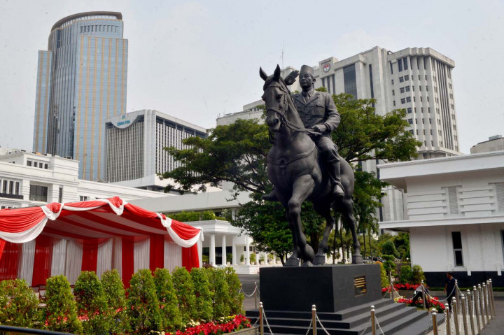 Patung Bung Karno yang menunggangi kuda terpampang di depan area kompleks kantor Kementerian Pertahanan, Medan Merdeka Barat, Jakarta.