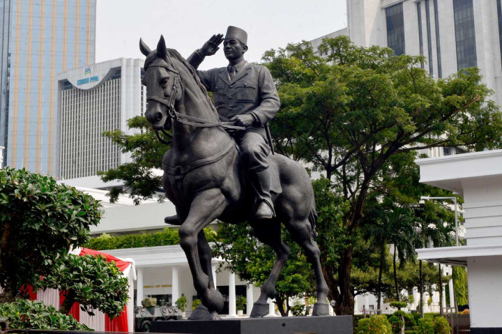 Patung Bung Karno merupakan pengingat momentum pertama kali Indonesia menunjukan pada dunia internasional telah memiliki angkatan bersenjata saat peringatan Hari Angkatan Bersenjata pada 5 Oktober 1946 di Yogyakarta dimana Soekarno menjadi inspektur upacara.
