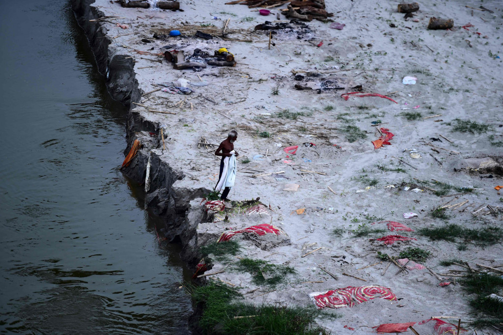 Kuburan dangkal di pasir, beberapa di antaranya diduga orang yang meninggal karena virus korona (Covid-19), terlihat dekat tempat kremasi di tepi Sungai Gangga, Phafamau, Allahabad, India. 