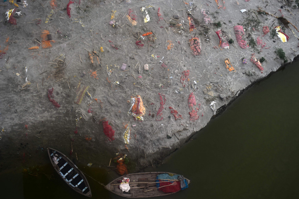 Sungai tersuci di India, Gangga, dipenuhi dengan ratusan mayat manusia dalam beberapa hari terakhir, baik mengapung di sungai atau terkubur pasir di tepiannya.
