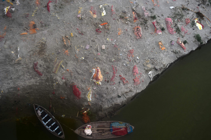 Sungai tersuci di India, Gangga, dipenuhi dengan ratusan mayat manusia dalam beberapa hari terakhir, baik mengapung di sungai atau terkubur pasir di tepiannya.