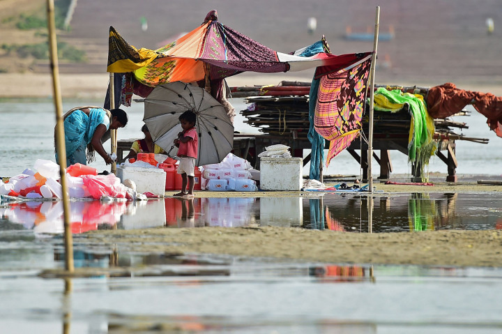 Masyarakat yang hidup dekat sungai dan menggunakan air itu untuk keperluan sehari-hari di negara bagian utara Uttar Pradesh, khawatir mayat-mayat itu adalah korban Covid-19.