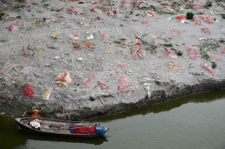 Kuburan orang yang diduga meninggal karena virus corona Covid-19 terlihat dekat tempat kremasi di tepi Sungai Gangga.
