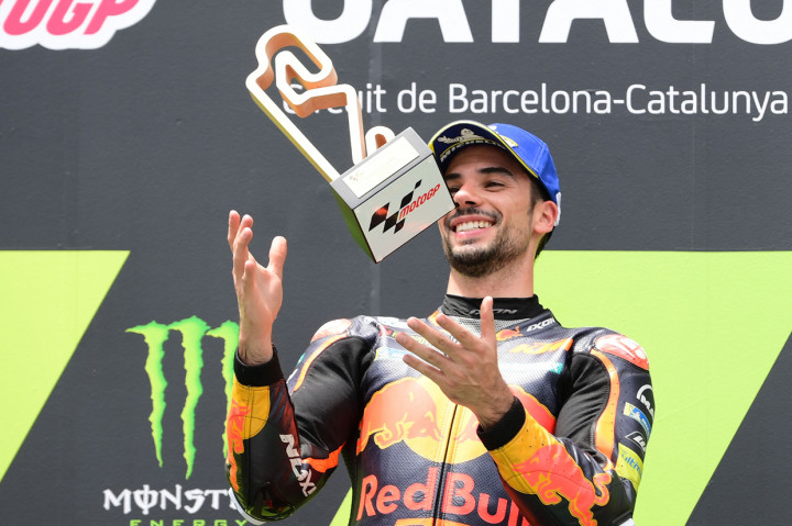 Pembalap KTM Portugis Miguel Oliveira merayakan kemenangan di podium setelah menjadi uara balapan MotoGP Moto Grand Prix de Catalunya di Circuit de Catalunya pada 6 Juni 2021.
