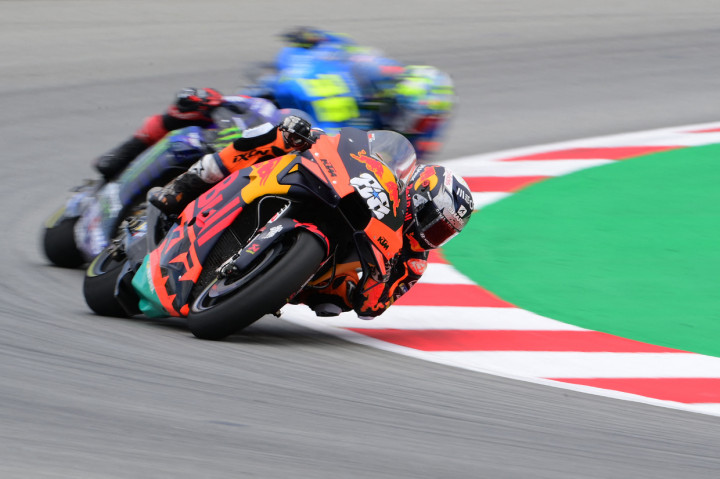 Dalam balapan MotoGP Catalunya yang berlangsung Minggu, 6 Juni 2021, malam WIB, Oliveira tampil meyakinkan di sepanjang 25 lap.