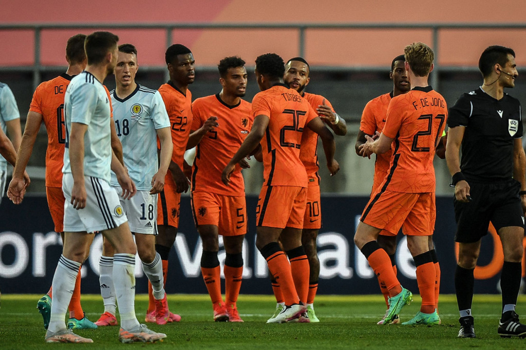 Belanda meraih kemenangan atas Georgia dalam pertandingan uji coba jelang Piala Eropa 2020. Dalam pertandingan di De Grolsch Veste, Minggu, 6 Juni 2021, malam WIB, De Oranje menang dengan skor meyakinkan 3-0. 