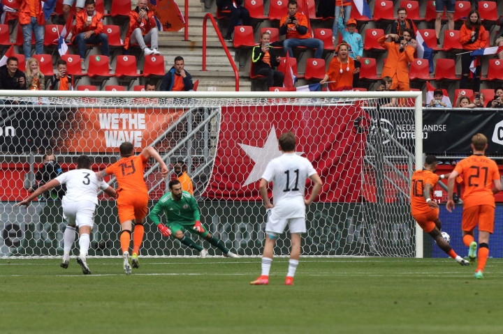 Belanda mendapat penalti menyusul pelanggaran yang dilakukan oleh Lasha Dvali kepada Denzel Dumfries. Depay yang kemudian maju sebagai eksekutor sukses menjalankan tugasnya usai tendangannya yang mengarah ke pojok kanan bawah gawang Georgia tak bisa diantisipasi oleh Giorgi Loria.