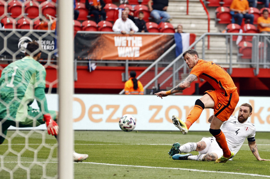 Belanda baru menambah gol pada menit ke-55. 