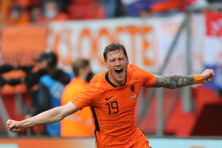 Wout Weghorst menerima umpan terobosan dari Depay dan menaklukkan Loria untuk mencetak gol pertamanya bagi timnas Belanda.
