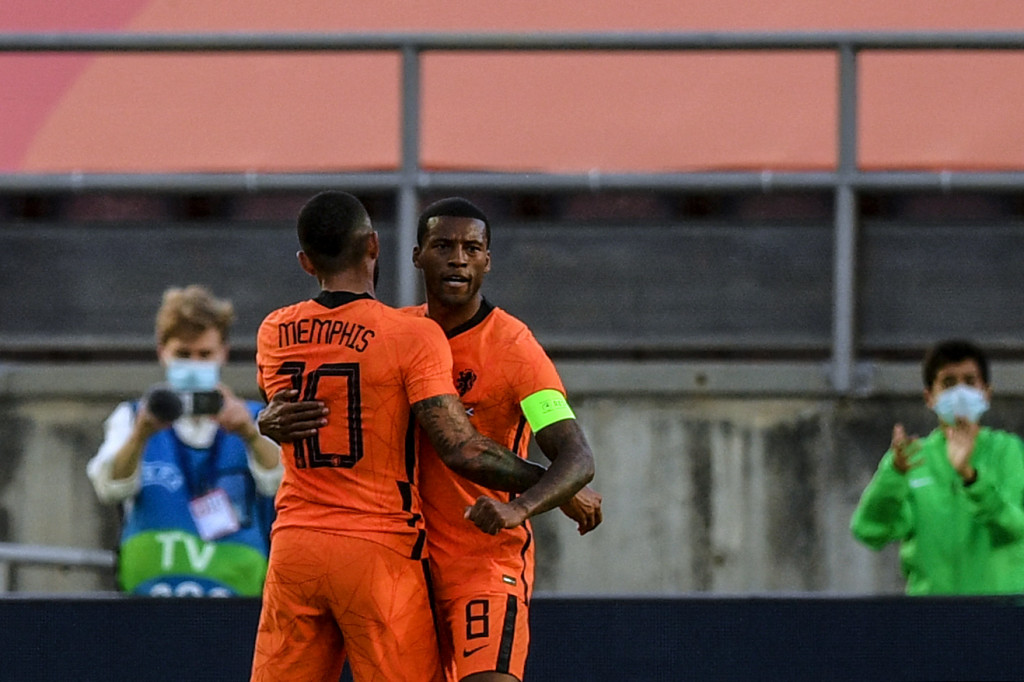 Belanda sudah membuka keunggulan pada menit ke-10. Memphis Depay membawa Belanda memimpin lewat sebuah eksekusi penalti.