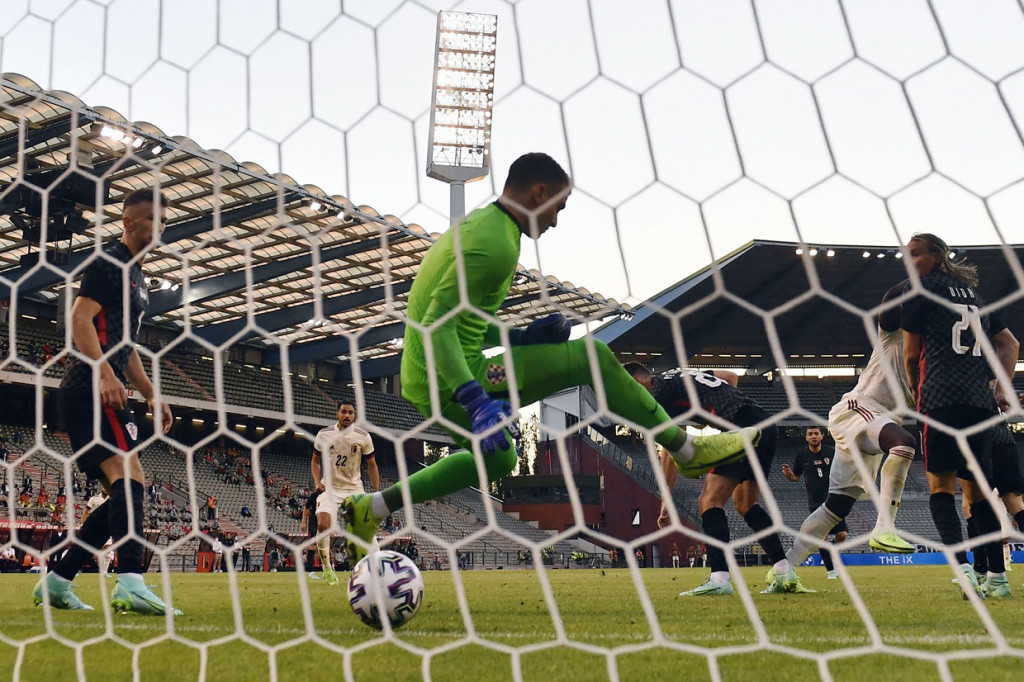 Romelu Lukaku melakukan saat mencetak gol ke gawang Kroasia.
