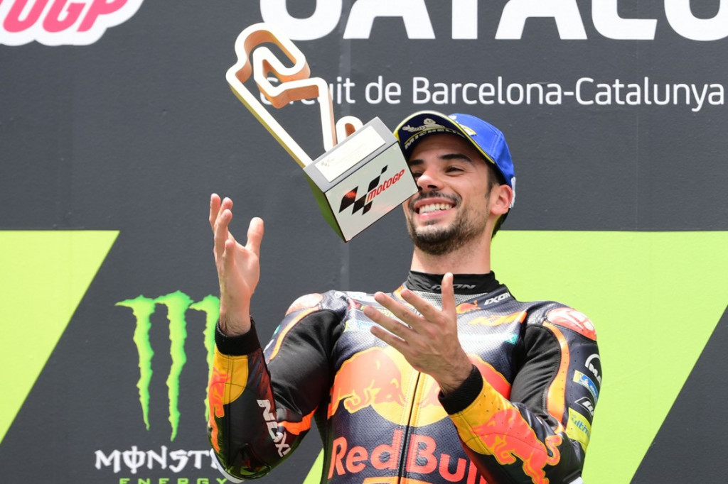 Miguel Oliveira berhasil memenangi MotoGP Catalunya 2021. Ia mengungguli dua rider Ducati Johann Zarco dan Jack Miller yang finis di posisi dua dan tiga.