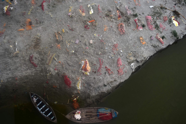Sungai tersuci di India, Gangga, dipenuhi dengan ratusan mayat manusia dalam beberapa hari terakhir, baik mengapung di sungai atau terkubur pasir di tepiannya. 
