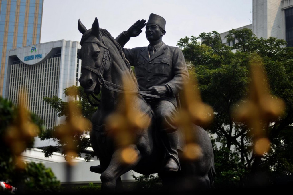 Presiden ke-5 RI, Megawati Soekarnoputri dan Menhan Prabowo meresmikan patung Presiden ke-1 Sukarno atau Bung Karno di Gedung Kementerian Pertahanan, Medan Merdeka Barat, Jakarta, Minggu, 6 Juni 2021.