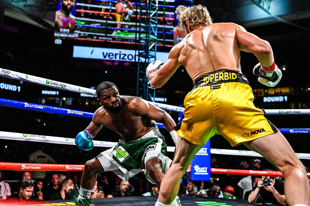 Duel ekshibisi Floyd Mayweather vs Logan yang digelar di Hard Rock Stadium, Miami, Amerika Serikat, pada Senin, 7 Juni 2021, pagi WIB itu berlangsung delapan ronde.
