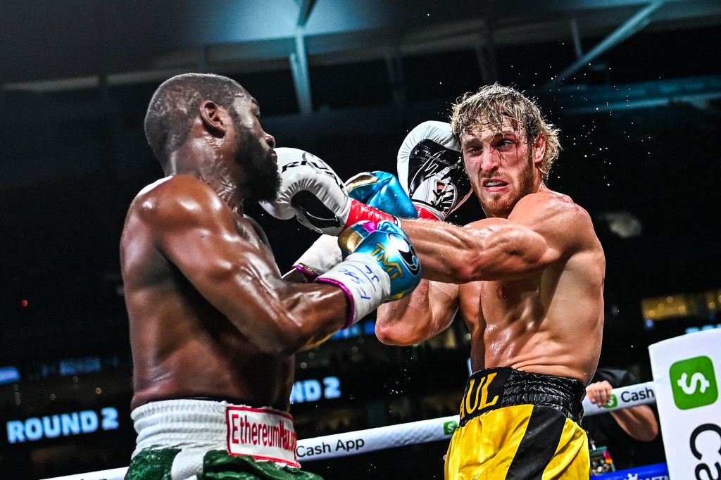 Petinju legendaris asal Amerika Serikat, Floyd Mayweather Jr, gagal memukul KO YouTuber Logan Paul saat bertarung pada duel ekshibisi.