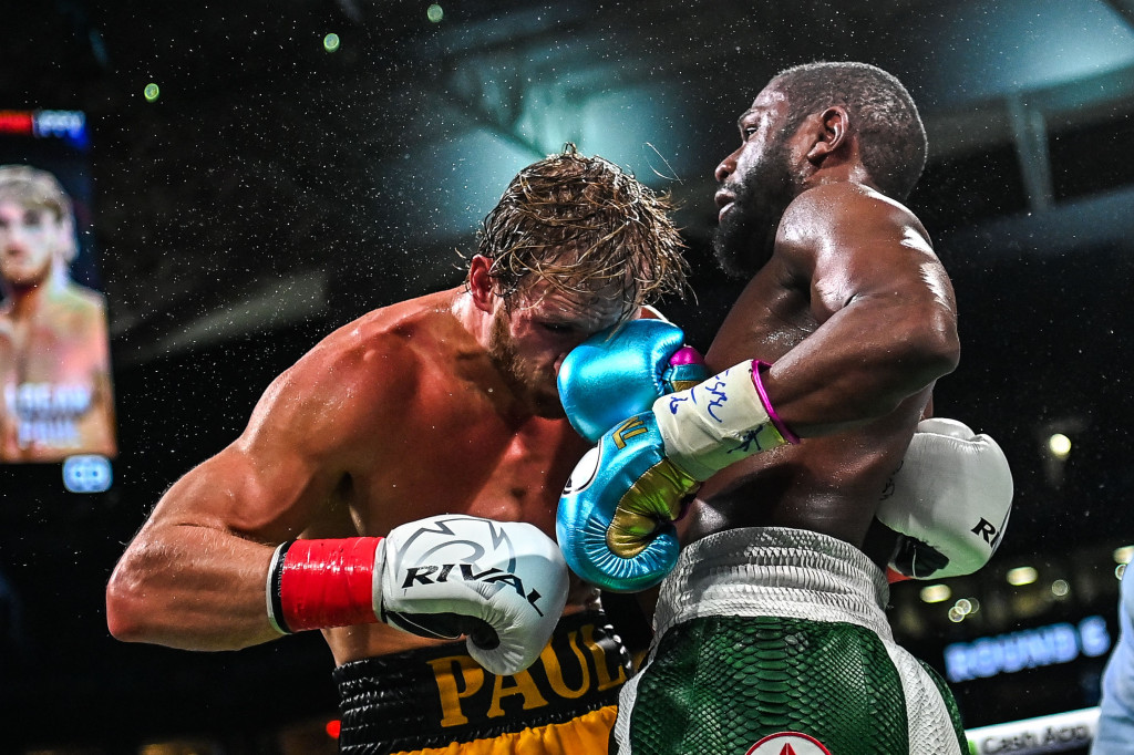 Floyd Mayweather, sang peraih titel juara dunia di lima kelas berbeda, tak kunjung memukul KO Logan Paul meski mampu mendominasi pertarungan.