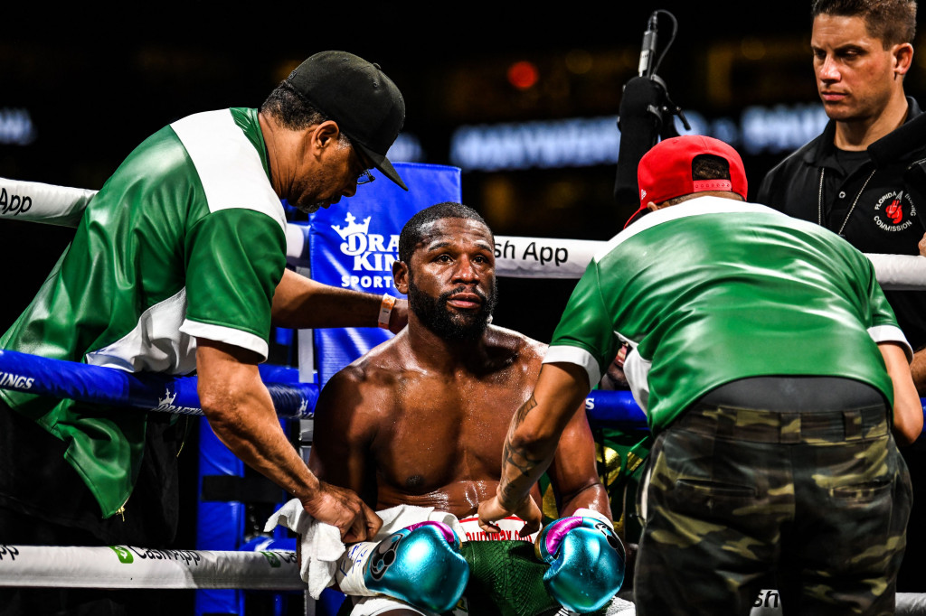 Bagi, Floyd Mayweather hasil ini mungkin terbilang mengecewakan, mengingat statusnya sebagai salah satu petinju terbaik di dunia.