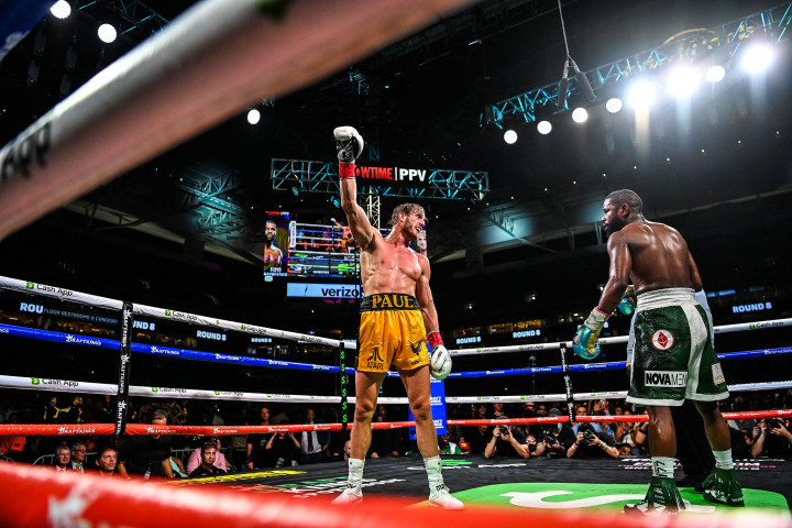 Di sisi lain, hasil ini merupakan suatu pencapaian besar bagi Logan Paul, seorang YouTuber ternama yang bisa bertahan melawan petinju legendaris, Floyd Mayweather Jr.