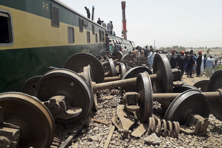 Dua kereta ekspres bertabrakan di Pakistan selatan, Senin, 7 Juni 2021, pagi waktu setempat. 