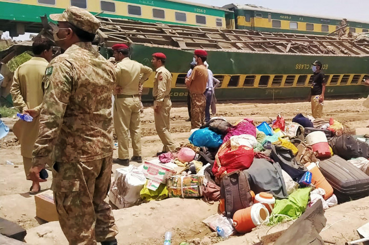 Umar Tufail, kepala polisi di Distrik Ghotki di Provisi Sindh mengatakan bahwa antara 15 hingga 20 penumpang masih terjebak di puing kereta Millat Express. 