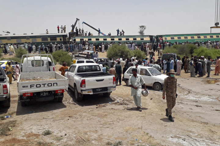 Kereta Millat Express tergelincir dan kereta Sir Syed Express menabraknya setelah itu, menurut Usman Abudllah, seorang wakil komisaris di Ghotki. Belum jelas apa yang menyebabkan kereta tergelincir dan insiden tabrakan tersebut.  