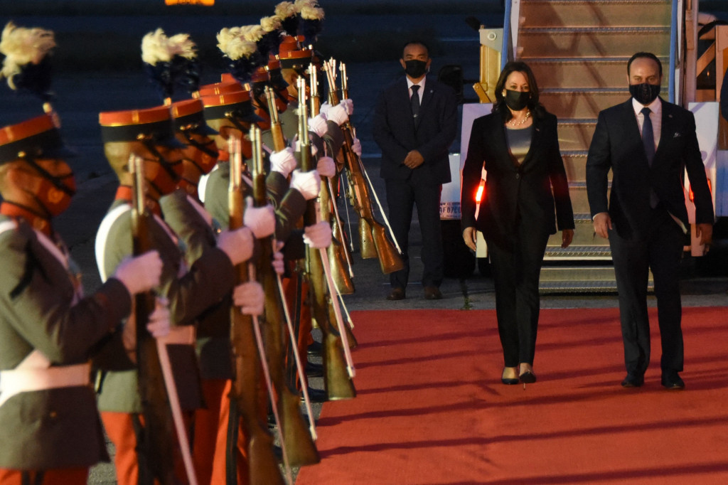 Saat mendarat di Guatemala City pada pukul 18.30 waktu setempat, Harris disambut Menteri Luar Negeri Guatemala Pedro Brolo dan Duta Besar AS William Popp.