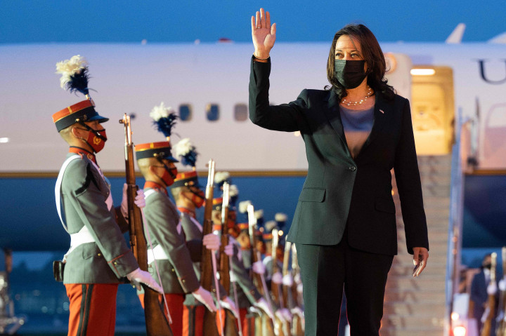 Harris tiba di Guatemala tidak sesuai jadwal karena pesawatnya sempat bermasalah dan berputar balik ke pangkalan udara Joint Base Andrews. Ia naik pesawat pengganti di hari yang sama.