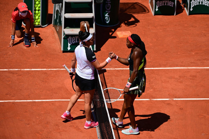 Petenis unggulan ke-24 itu membutuhkan waktu 53 menit untuk memetik kemenangan meyakinkan 6-3, 6-1 atas petenis Tunisia, Ons Jabeur demi melenggang ke perempatfinal French Open musim 2021.