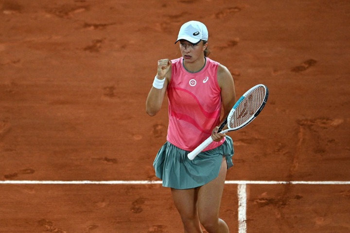 Unggulan kedelapan asal Polandia tersebut kini sudah memenangi 22 set berturut-turut di Roland Garros dan akan menghadapi petenis unggulan ke-17 asal Yunani Maria Sakkari. Sakkari menyingkirkan runner-up Prancis Terbuka tahun lalu Sofia Kenin di hari sbeleumnya.