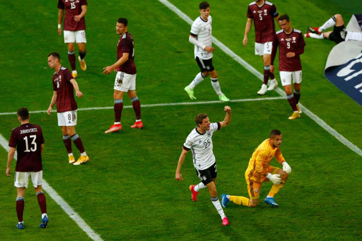 Jerman unggul 3-0 dalam 27 menit pertama ketika Thomas Mueller mencetak gol ke-39 dalam 102 pertandingan untuk Jerman, menyelesaikan umpan matang Gosens.