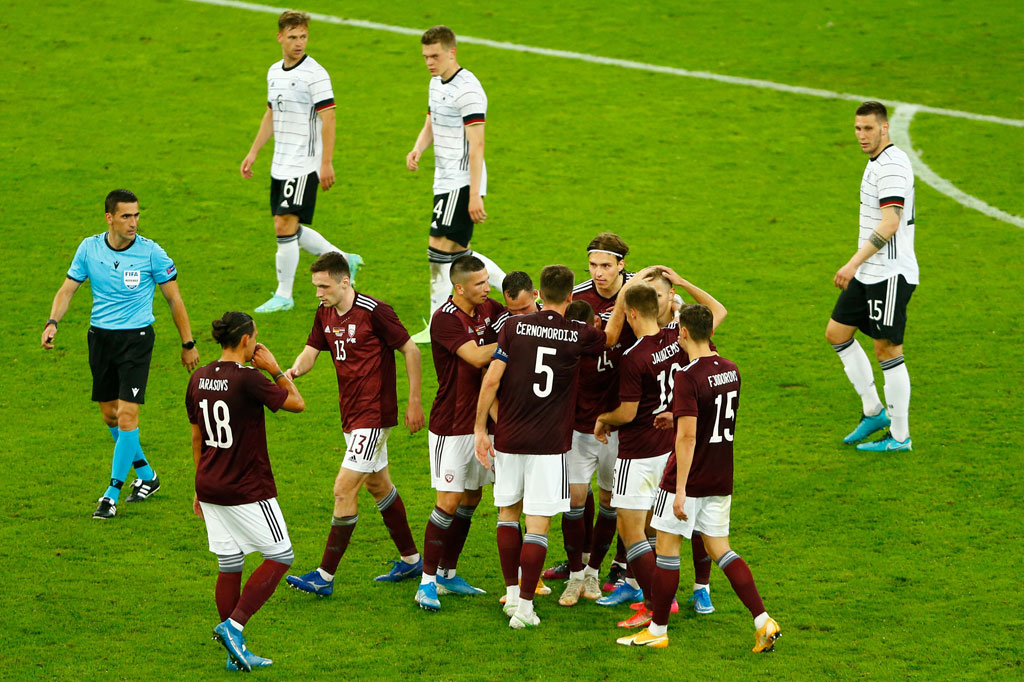 Tim tamu mendapatkan gol hiburan pada menit ke-75 lewat tembakan Aleksejs Saveljevs dari luar kotak penalti yang tidak mampu diantisipasi Manuel Neuer.